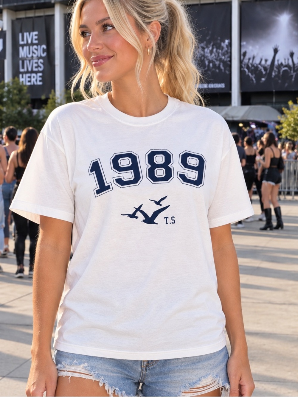 Taylor Swift MIDSUMMER ORIGINALS
Taylor 1989 Varsity White Tee Shirt size L